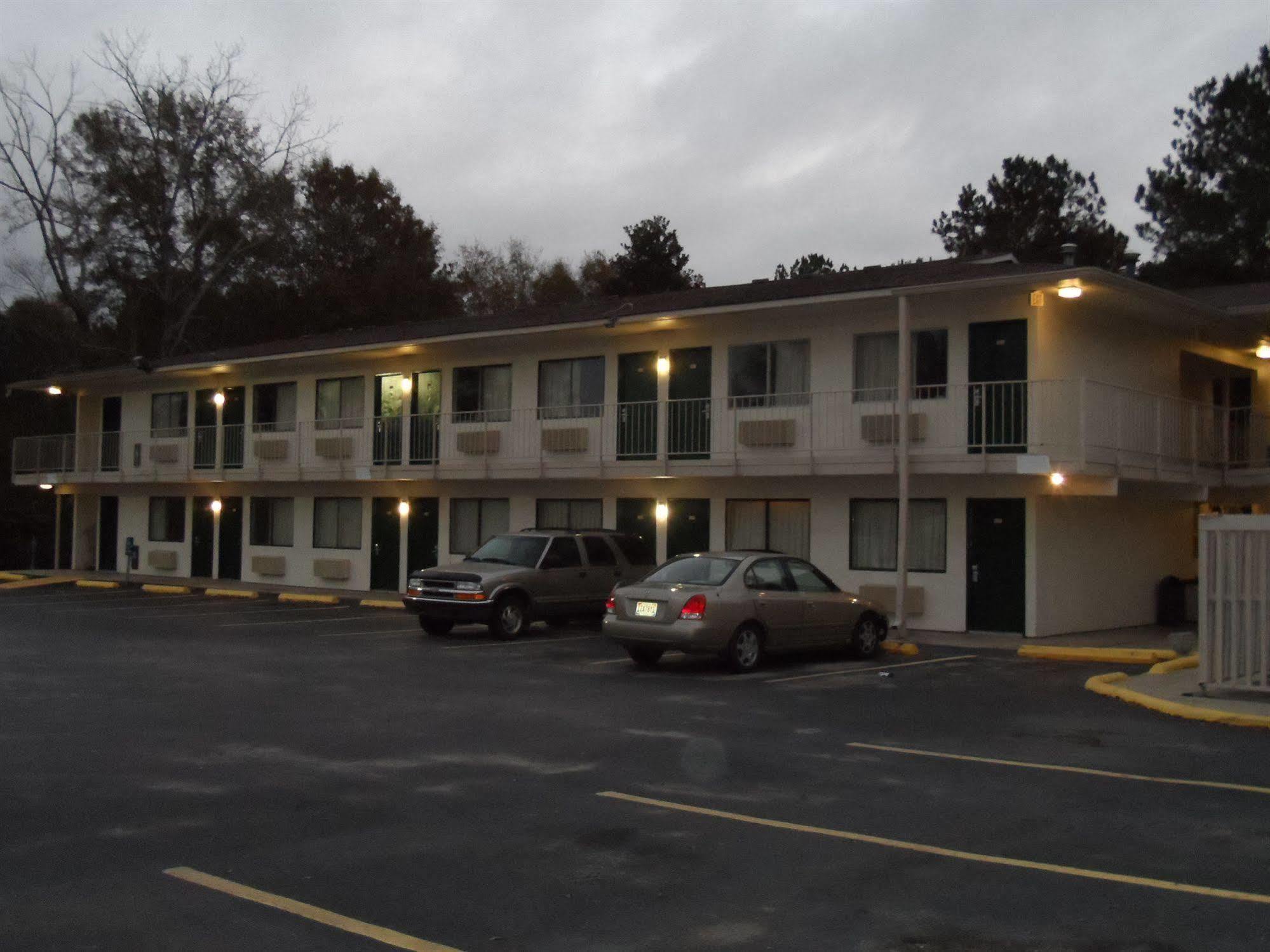 Carpet Inn Опелика Экстерьер фото